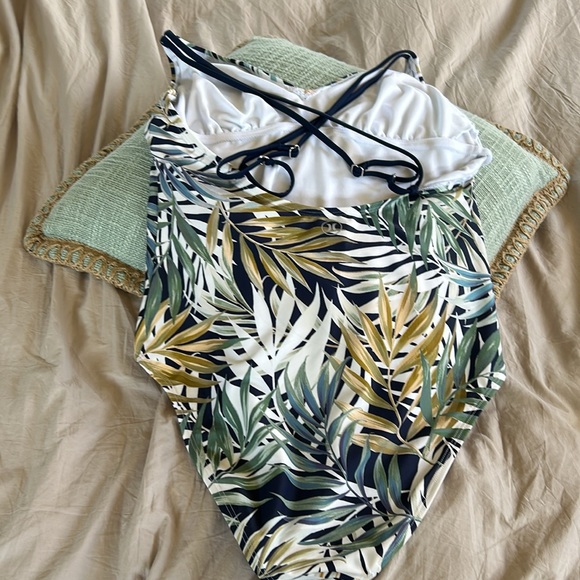 Hurley one piece swimsuit - Picture 2 of 3